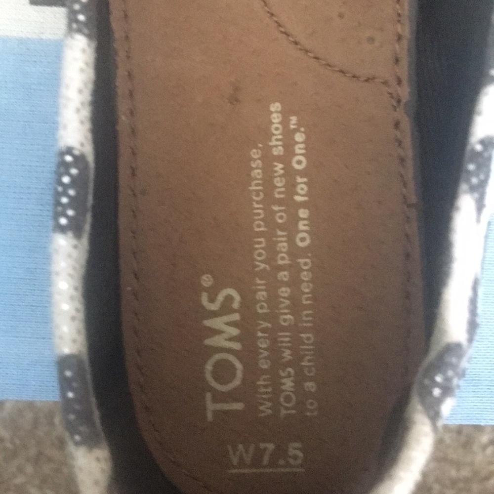 TOMS - Picture 2 of 4